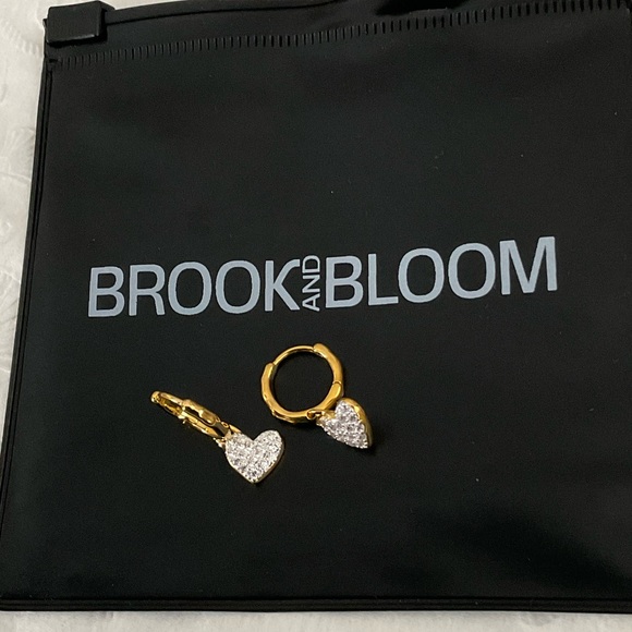 BROOK&BLOOM Jewelry - ELEGANT SMALL GOLD HOOPS WITH CRYSTAL FILLED HEART DROPS